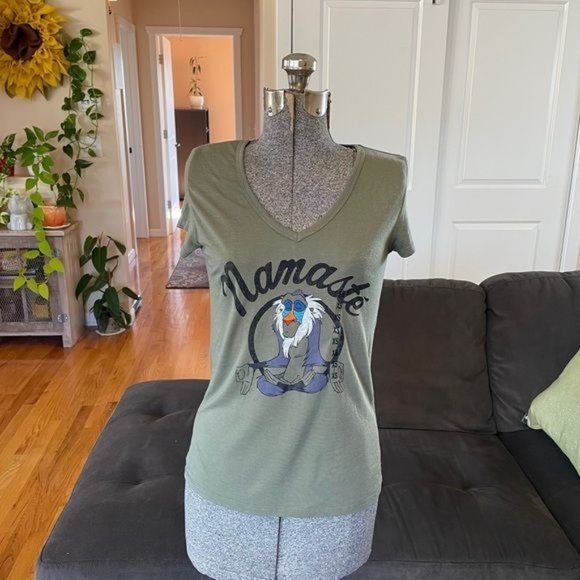 NWT DISNEY “NAMASTE” LION KING RAFIKI GREEN TEE SHORT SLEEVE SHIRT - Picture 2 of 7